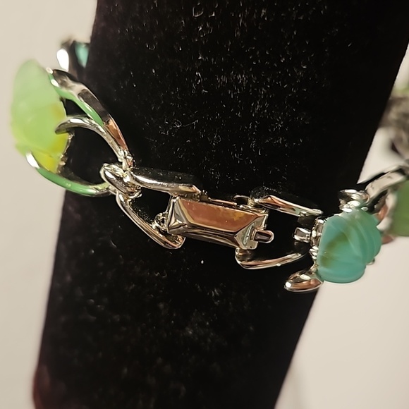 STAR Brand Grey Green Frosted Leaf Lucite & Enamel Silvertone 7" Bracelet - Picture 3 of 7